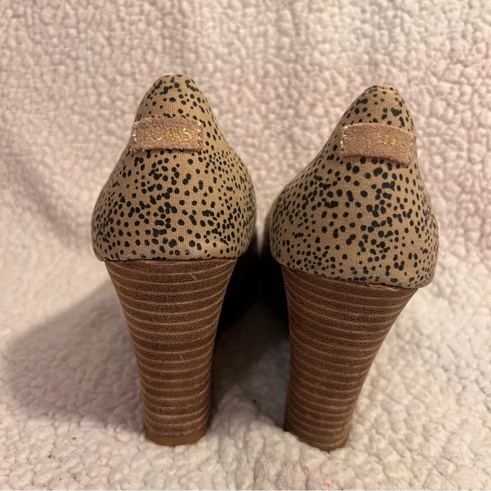 TOMS Wedges Tan and Black Slip On Open Toe Size W8 3½” Wedge Comfortable